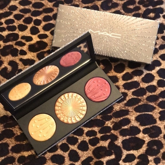 Brand New MAC Cosmetics Flashing Ice Extra Dimension Skinfinish Highlighter Trio - Picture 1 of 13